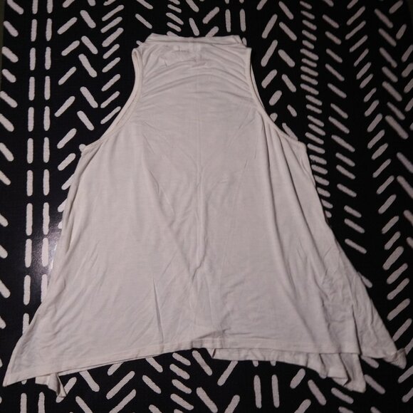 Giraffe Graphic Tank Top - Picture 4 of 10